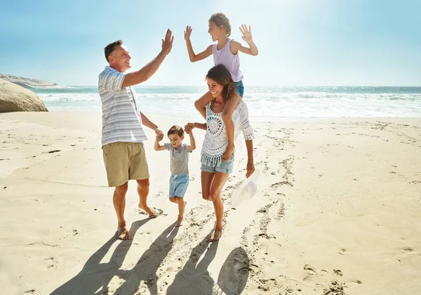 Tidak Ada Yang Mengalahkan Hari Musim Panas Pantai Keluarga Menikmati — Stok Foto