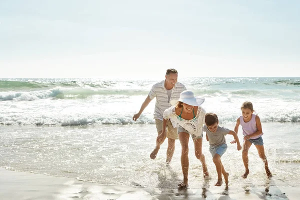 思い出に残る夏にしましょう ビーチで楽しい時間を過ごしている家族が — ストック写真