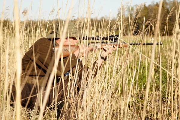 Nature Hunter Man Rifle While Camouflage Shooting Outdoor Field Grass — Stock Photo, Image