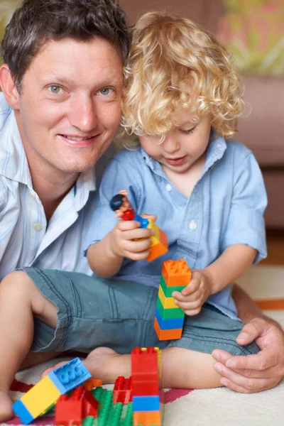Pai Está Feliz Com Menino Criança Blocos Construção Brinquedos Para — Fotografia de Stock