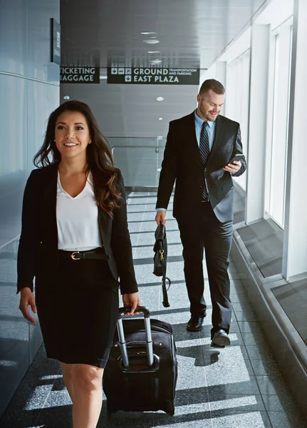 Väg Till Affärsklassen Två Företagsledare Som Vandrar Genom Flygplats Affärsresa — Stockfoto