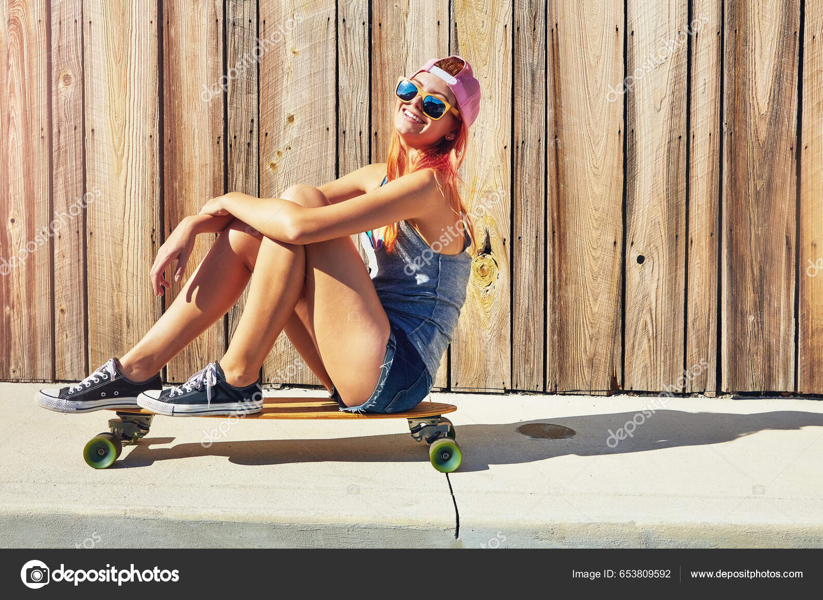 Strávíš Léto Jak Chceš Mladá Žena Sedí Svém Skateboardu Chodníku — Stock  Fotografie © PeopleImages.com #653809592