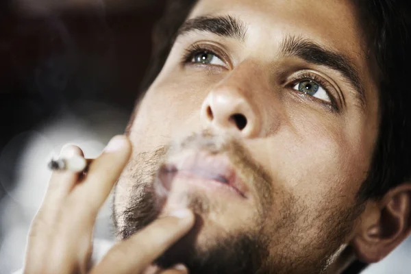 タバコ アイデアや意思決定 選択肢と不思議と思慮深い考え 煙と男 男と男 人間とモデルの喫煙 思考と大麻 休憩と幻想でリラックス — ストック写真