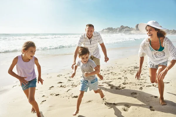 Hay Forma Que Alguien Aburra Playa Una Familia Disfrutando Tiempo — Foto de Stock