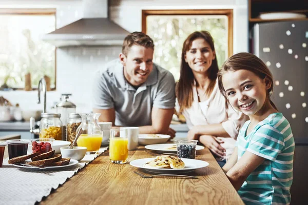 这一天最好的开始是在一起 一个小女孩在家里和父母一起吃早餐的画像 — 图库照片
