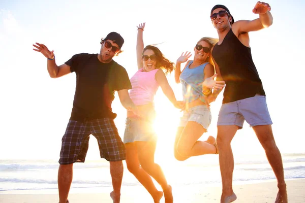 Friends Jump Beach Portrait Sunset Freedom Youth Happiness Vacation Together — Stock Photo, Image
