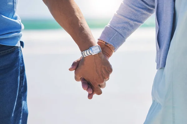 Ενότητα Αγάπη Και Ζευγάρι Κρατιούνται Χέρι Χέρι Μια Παραλία Εμπιστοσύνη — Φωτογραφία Αρχείου