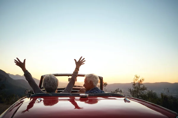 Die Freude Liegt Der Reise Ein Fröhliches Seniorenpaar Genießt Einen — Stockfoto