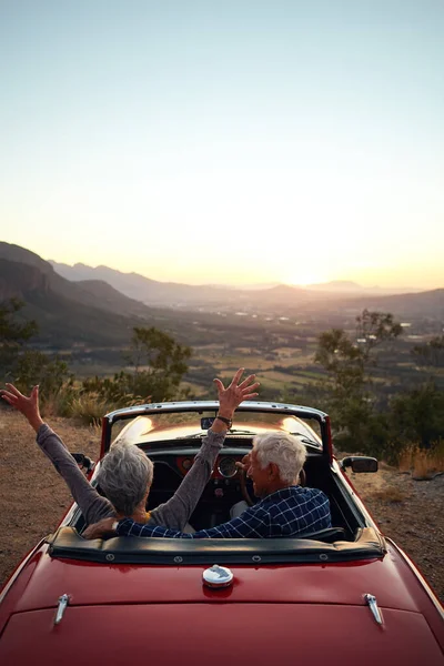 Uppnådde Våra Pensionsmål Ett Glädjefyllt Par Som Njuter Bilresa — Stockfoto