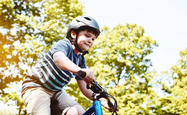 Reiten Der Nachbarschaft Ein Kleiner Junge Fährt Mit Dem Fahrrad — Stockfoto