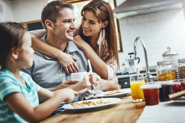 伟大的日子从一起开始 一家人在家里一起吃早餐 — 图库照片