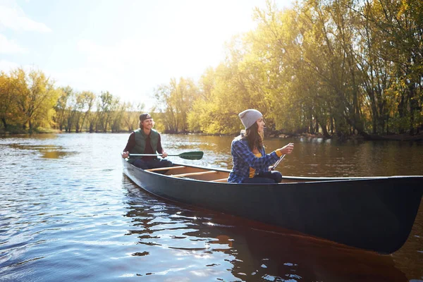 Fais Couple Jeune Couple Faisant Une Balade Canot Sur Lac — Photo