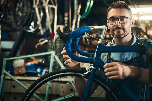 我很了解你的自行车需要什么 一个成熟男子在自行车修理店工作的画像 — 图库照片