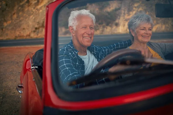 彼らの退職年を道路で取る 道路の旅を楽しんでいる先輩夫婦は — ストック写真