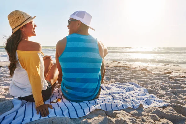 ソウルメイトを見つけた 晴れた日にビーチに座っている幸せなカップルは — ストック写真