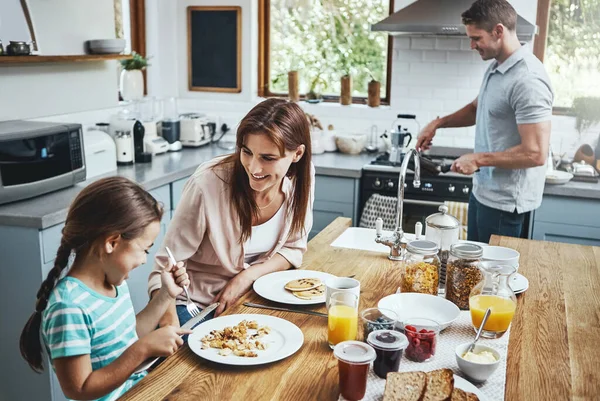 开始了美好的一天在一起 一家人在家里一起吃早餐 — 图库照片