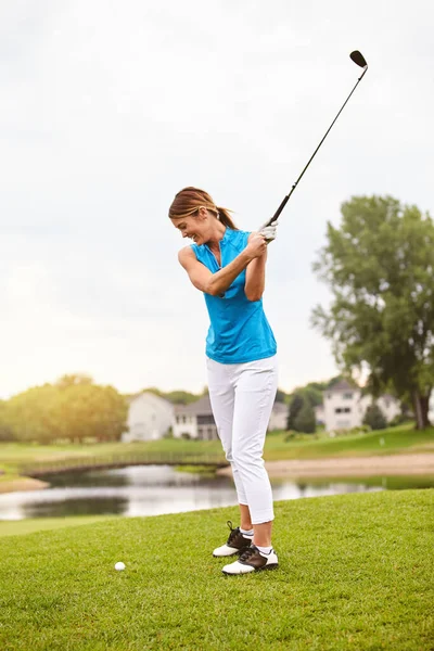 完璧な形だ 魅力的な若い女性の完全な長さのショットゴルフコースでゴルフのラウンドをプレイ — ストック写真