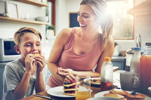 不会浪费妈妈的煎饼 当他吃早饭时 一个女人和她的儿子坐在一起 — 图库照片