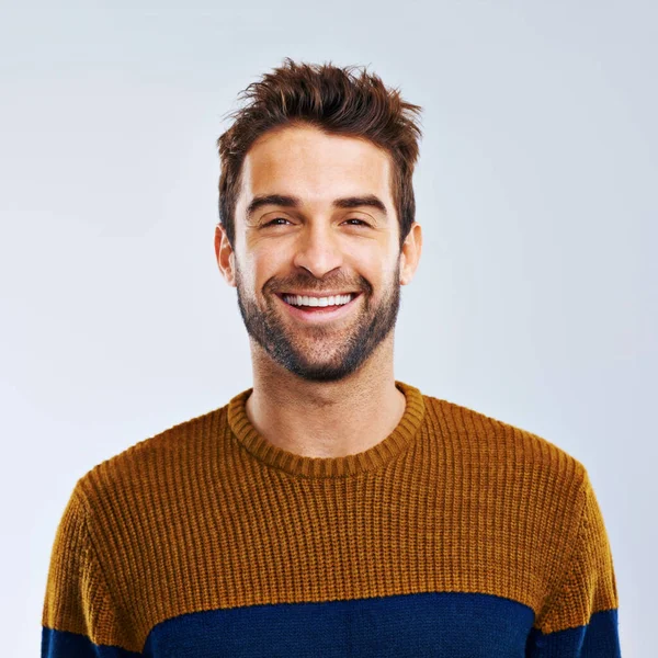Retrato Sorriso Homem Com Positivo Confiança Despreocupado Contra Fundo Estúdio — Fotografia de Stock