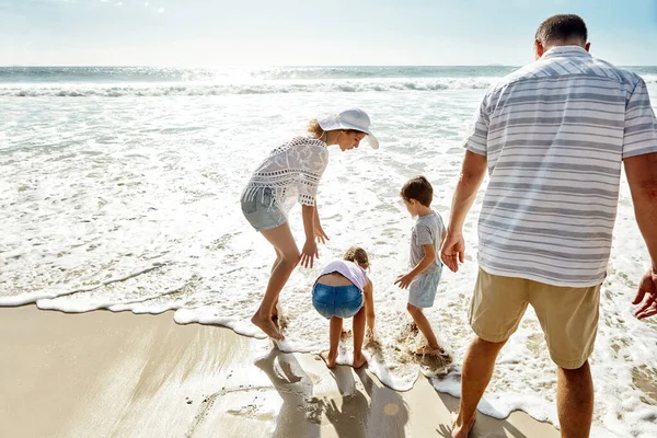 Vytvářím Letní Vzpomínky Rodina Užívá Nějaký Čas Strávený Spolu Pláži — Stock fotografie