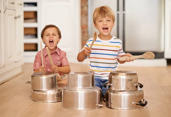 Crianças Brincadeiras Panelas Para Música Ruído Casa Família Cozinha Para — Fotografia de Stock