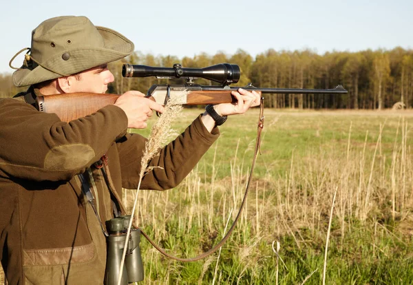 Caça Rifle Alvo Com Homem Ranger Apontando Uma Arma Campo — Fotografia de Stock