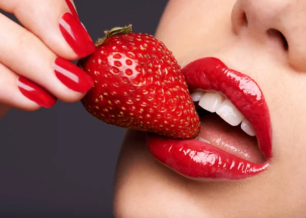 美容美发 化妆品和女人草莓在工作室与红指甲和口红化妆品 从灰色背景中分离出来的食用水果的女性模式的健康 健康和特写 — 图库照片