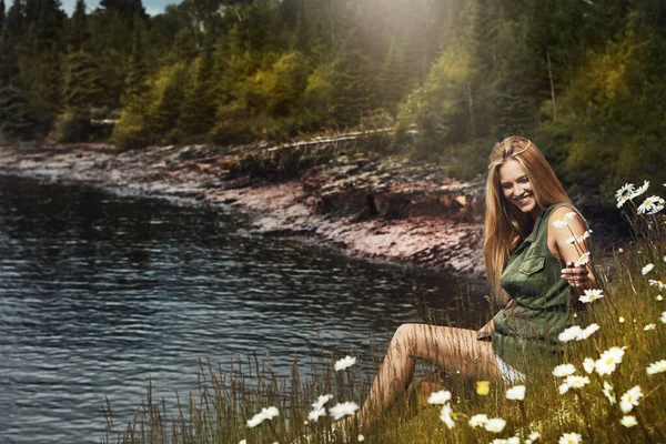 自然の中で自然のままの美しさに飲み込まれた 湖で一日を過ごす魅力的な若い女性は — ストック写真