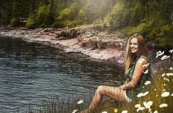 レイドバックは 湖に沿って 湖で一日を過ごす魅力的な若い女性は — ストック写真