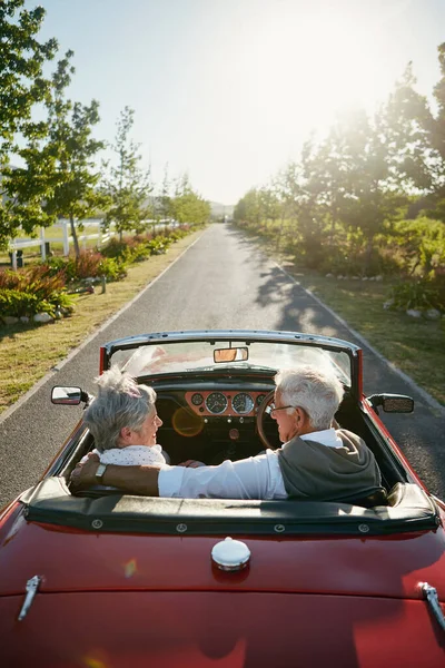 退職はあなたがしたいことをする時間です 道路の旅に出る老夫婦は — ストック写真