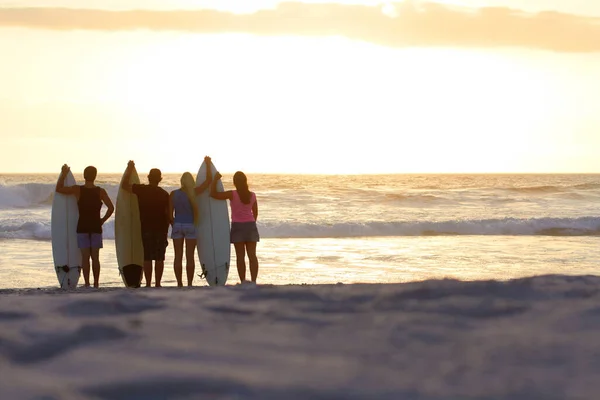 Grupo Surfistas Silueta Puesta Sol Con Espacio Para Maqueta Playa —  Fotos de Stock