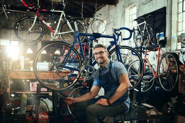 我会骑你的自行车 一个成熟男人和他的同事在自行车修理店工作的肖像 — 图库照片