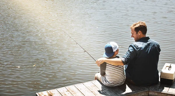 Enseñando Hijo Pescar Vista Trasera Padre Pequeño Hijo Pescando Juntos — Foto de Stock