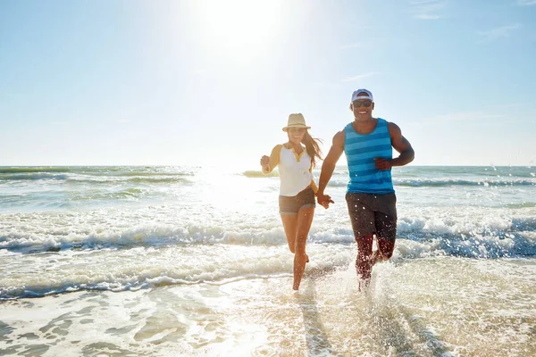 Давайте Бігти Бути Разом Вічно Щаслива Молода Пара Прогулянки Пляжі — стокове фото