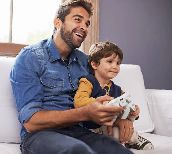 家庭でのコントローラー ビデオゲームと幸福と幸せな 父と息子 ボンディングと品質の時間 ソファの上の家族 お父さんまたは男性の子供 ラウンジでオンラインゲーム 喜びと技術を愛したりプレイしたり — ストック写真