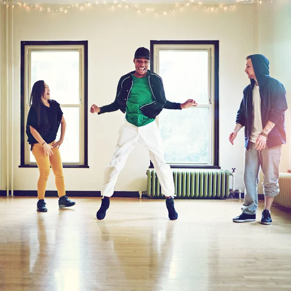 Çevir Şunu Stüdyoda Dans Eden Bir Grup Genç Arkadaş — Stok fotoğraf