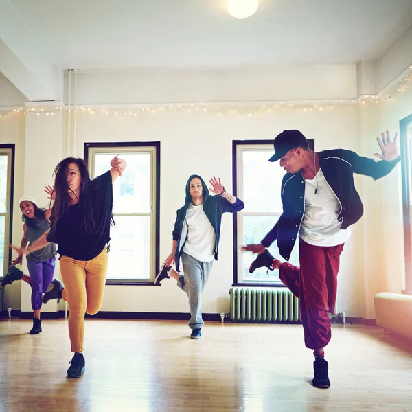 嵐でダンスの世界を取る 若い人たちがスタジオで一緒に踊ったり — ストック写真