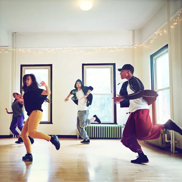 Pratik Performans Sağlar Stüdyoda Birlikte Dans Eden Bir Grup Genç — Stok fotoğraf