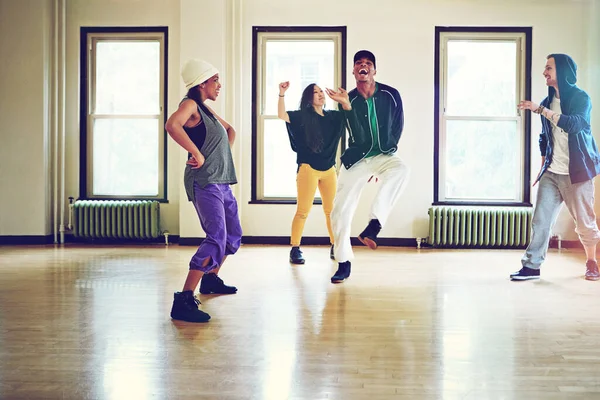 Kalbinle Dans Stüdyoda Dans Eden Bir Grup Genç Arkadaş — Stok fotoğraf