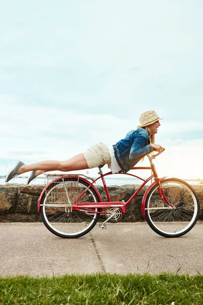 Чувствую Себя Супергероем Веселая Молодая Женщина Едет Велосипеде Улице Выполняя — стоковое фото