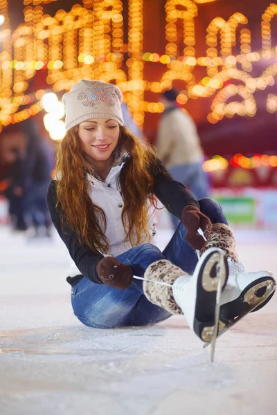 Patinação Gelo Feliz Mulher Amarrar Sapatos Ringue Para Começar Aptidão — Fotografia de Stock