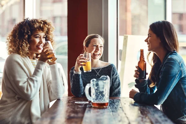 Empezando Fin Semana Con Unas Cervezas Grupo Amigos Disfrutando Unas — Foto de Stock