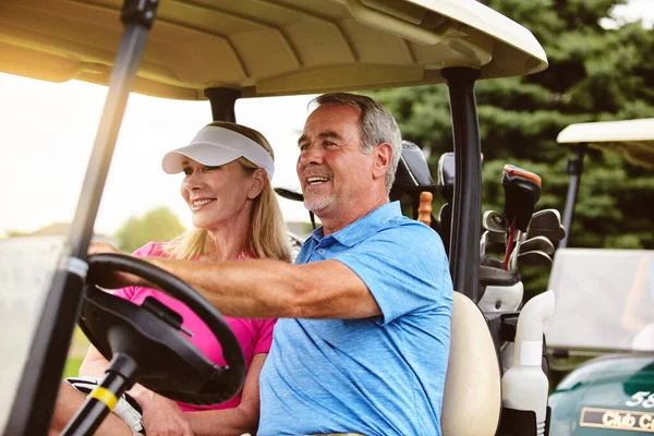Perfecte Dag Voor Een Beetje Golf Een Aanhankelijk Volwassen Paar — Stockfoto