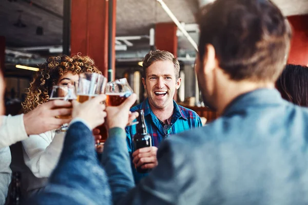 Geht Freundschaft Eine Gruppe Glücklicher Freunde Prostet Mit Bier Einer — Stockfoto