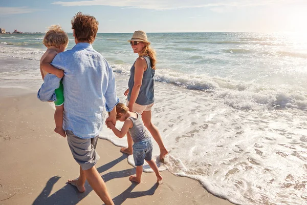 Procházce Pláži Mladá Rodina Užívá Letní Den Pláži — Stock fotografie