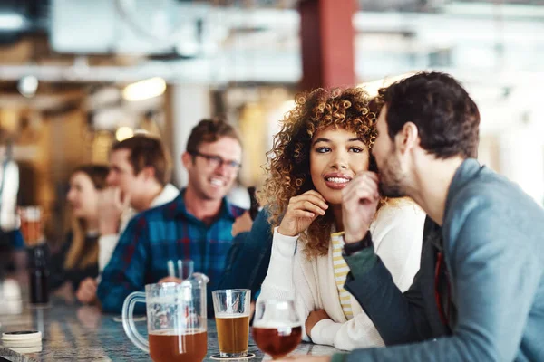 Tenemos Las Mejores Conversaciones Una Pareja Disfrutando Una Copa Bar — Foto de Stock