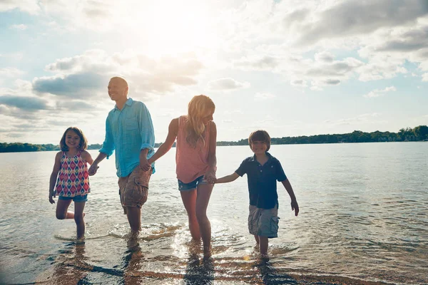 Theres Something Beach Connects Hearts Beautiful Family Spending Some Quality — Stock Photo, Image