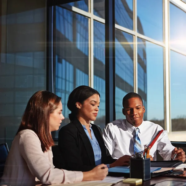 Haar Notities Delen Drie Jonge Ondernemers Ontmoeten Elkaar Bestuurskamer — Stockfoto