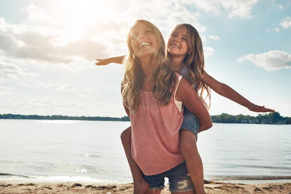 给他们一个可敬的人一个年轻的女人和她的女儿在海滩度过一段美好的时光 — 图库照片