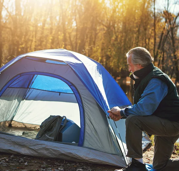 Alguns Chamam Lhe Mestre Acampamento Homem Sênior Montando Uma Tenda — Fotografia de Stock